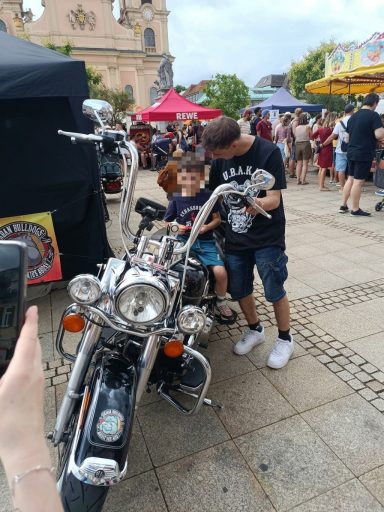 Die Arme reichen noch nicht an den Lenker... aber die Augen strahlen trotzdem