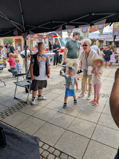 Auch die Kleinsten versuchten beim Dosenwerfen ihr Glück