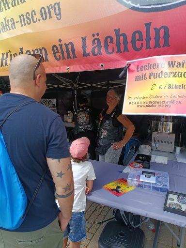 Andrang bei den Waffeln... Fee hat alles im Griff